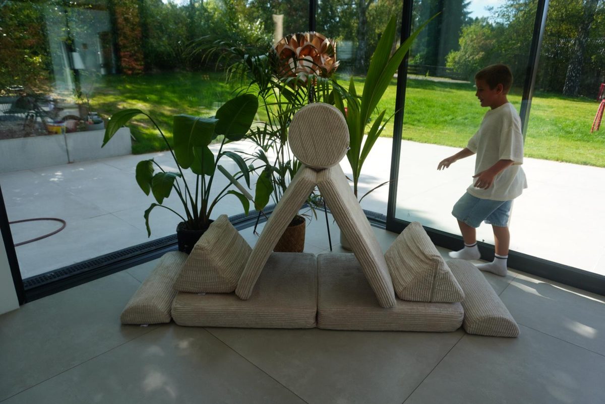 Aus dem Linodino Spielsofa Fantasiewelt gebaute Dachhöhle mit rundem Kissen als Spitze