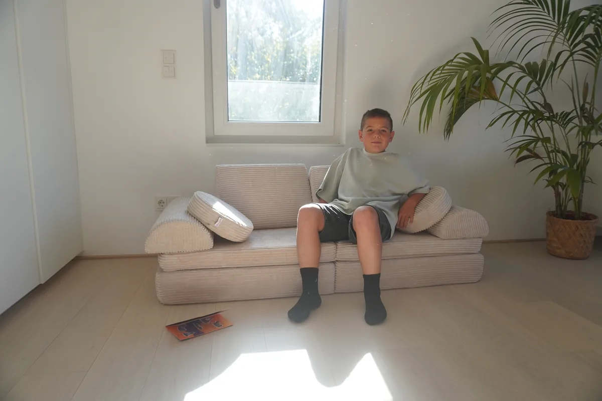 Linodino Spielsofa im Praxistest: Kind sitzt auf dem Sofa